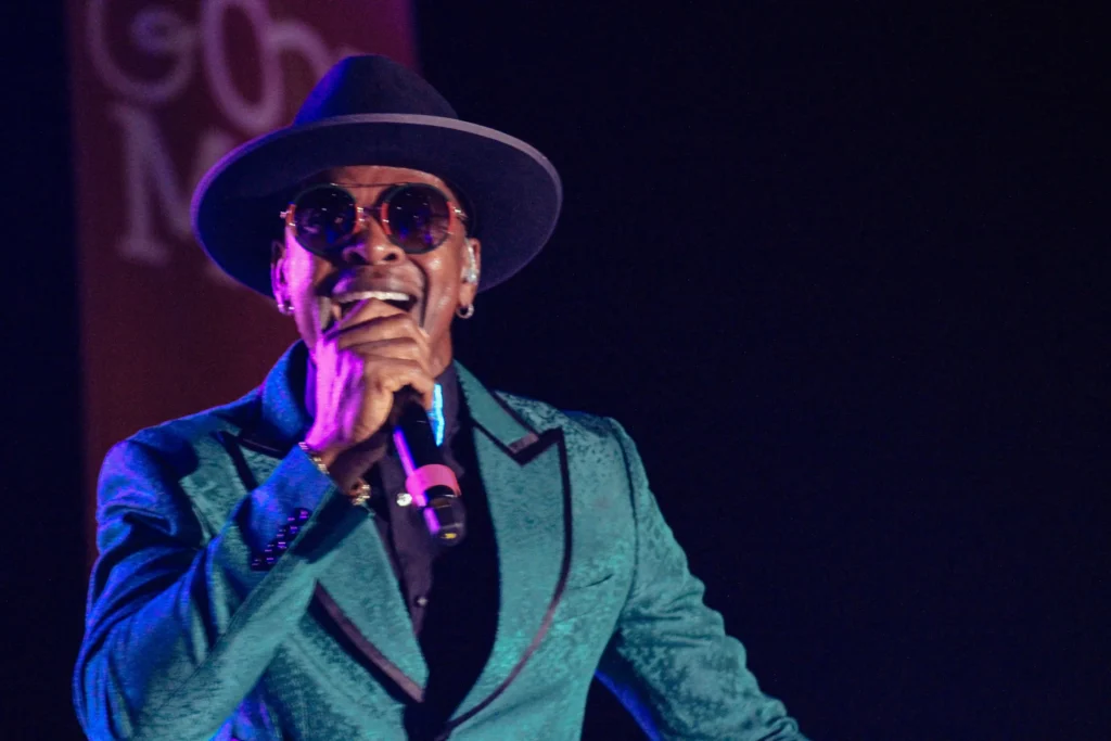 Extreme high contrast and noise visibility. This shot confirms the necessity of high ISO settings and requires a RAW file to recover shadow detail and clean up the grain in post-production.