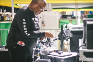 📸 The Low-Light Masterclass: Shooting Concerts & Festivals Without Flash<gwmw style="display:none;"></gwmw>